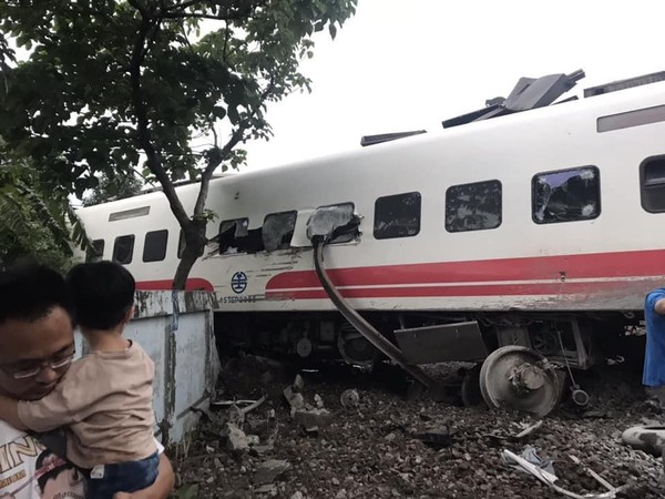 翻覆的車輛車廂內一片狼籍。（翻攝自台東臉書災害通報）