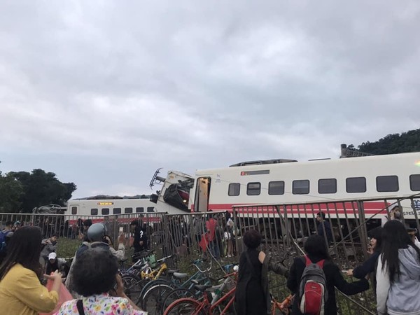 列車通過新馬車站時，沒多久就翻覆了。（翻攝自台東臉書災害通報）