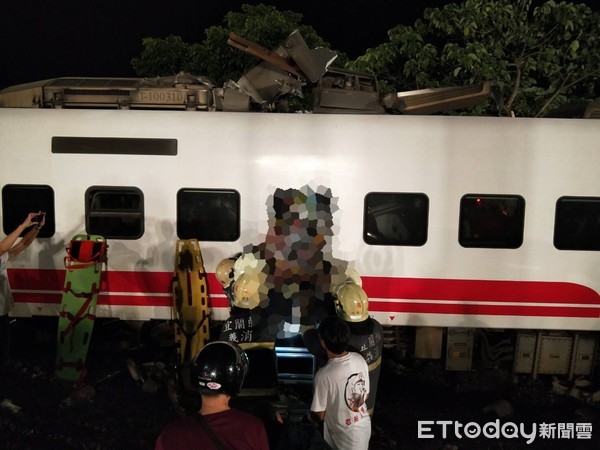 ▲傷者、死者陸續抬出車廂。（圖／記者游芳男攝）