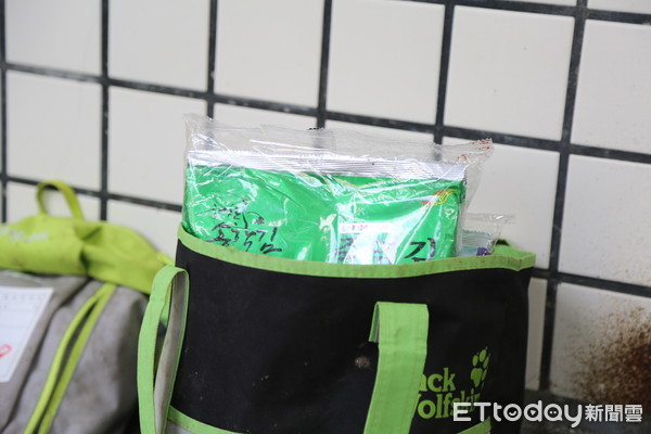 ▲普悠瑪翻車蘇澳榮總待領行李。（圖／記者張克銘攝）