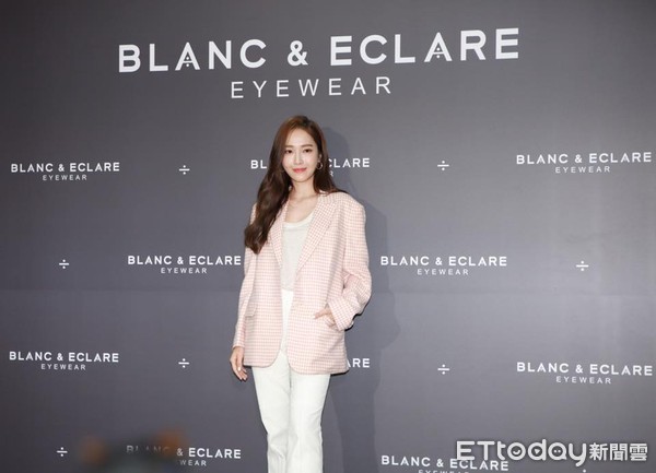 南韓女星Jessica（潔西卡）身兼歌手、品牌創意總監兩職，她為了自創品牌不遺餘力，21日剛結束個人演唱會，22日便出現在台北101為品牌個人品牌BLANC & ECLARE站台