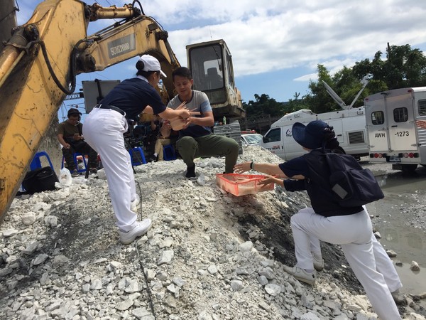 ▲▼「1021鐵路事故」後，宜蘭慈濟志工在新馬車站、後送醫院、殯儀館投入關懷，慈濟人醫會人員也在新馬車站成立服務中心，協助現場工作人員處理身體不適。（圖／慈濟基金會提供）