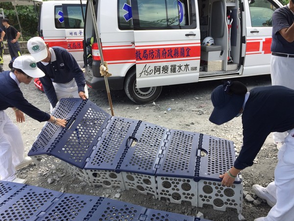 ▲▼「1021鐵路事故」後，宜蘭慈濟志工在新馬車站、後送醫院、殯儀館投入關懷，慈濟人醫會人員也在新馬車站成立服務中心，協助現場工作人員處理身體不適。（圖／慈濟基金會提供）