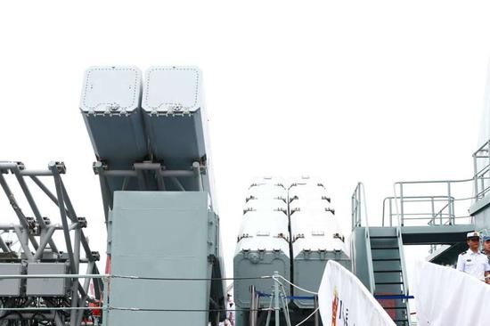 「中華第一艦」深圳艦完成為期4年的現代化改造，改裝重點主要分為防空、反潛以及雷達三方面。圖為艦上的YJ-12A反艦導彈發射箱。(圖／翻攝自新浪軍事)