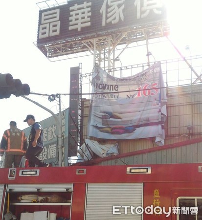 ▲台南市1名劉姓男子被發現陳屍在永康區鹽行一處廣告鐵架旁之鐵皮屋頂上。（圖／記者林悅翻攝，下同）