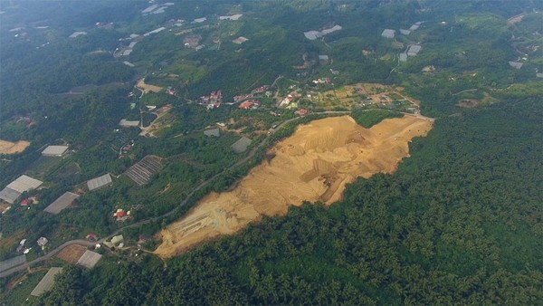 ▲台南曾文溪水質水量保護區的山坡農地遭大規模整地。（網友提供，下同）