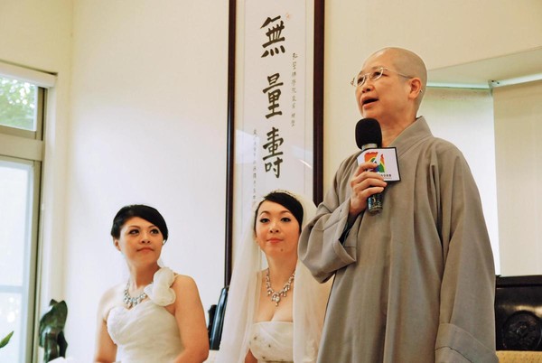 2012年釋昭慧為黃美瑜（左）、游雅婷（右）主持第一場女同志佛化婚禮，轟動國際。（黃美瑜提供）