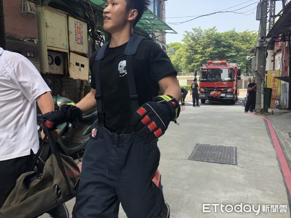 ▲▼警消出動破壞器材破門，入室搶救。（圖／記者宋德威攝）