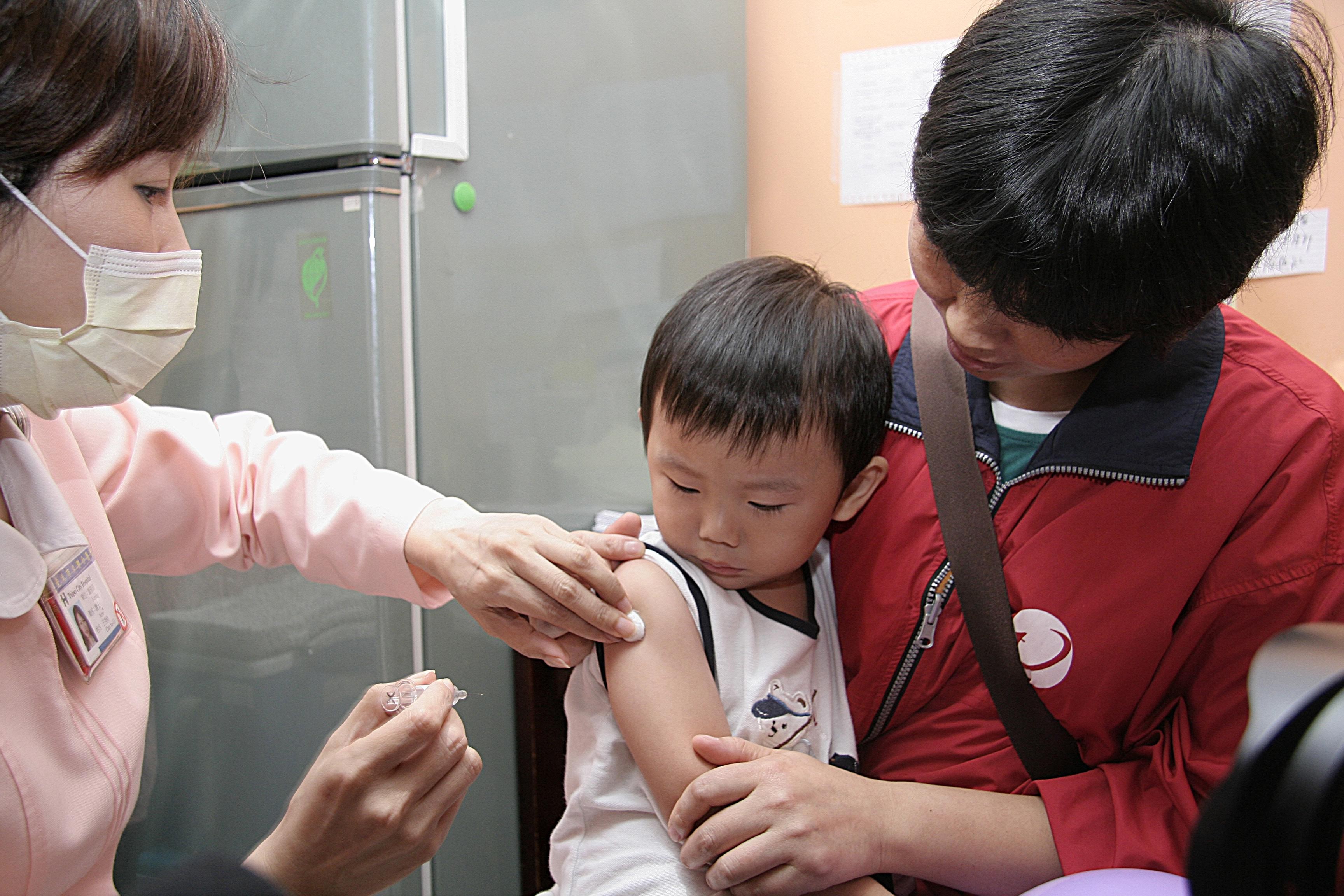 ▲▼幼童接種流感疫苗。（圖／疾管署提供）