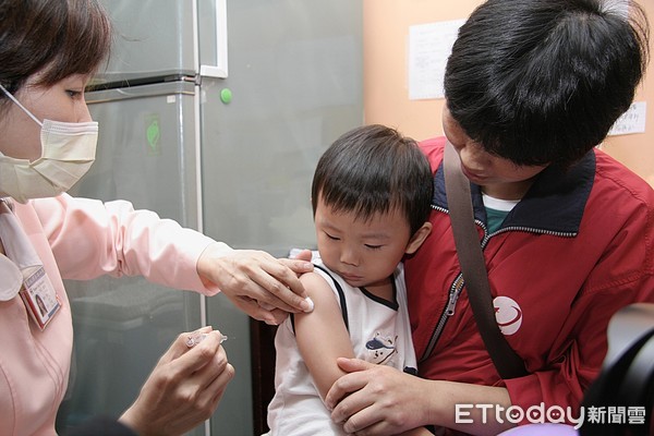 ▲▼幼童接種流感疫苗。（圖／疾管署提供）