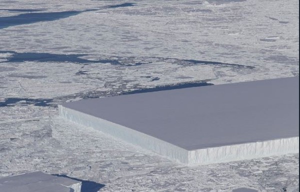 ▲▼平頂冰山。（圖／翻攝自twitter／NASA）