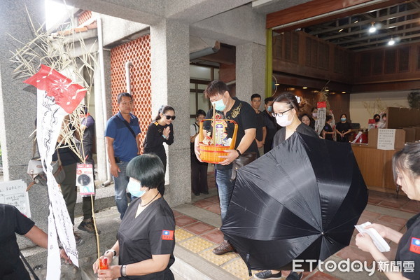 ▲▼台東董家8人大體從宜蘭福園殯儀館上車過程約20分鐘，老天以大雨送行。（圖／記者游芳男攝）