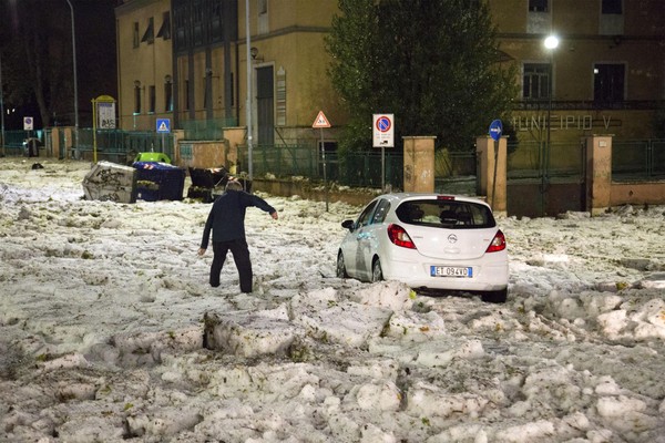 ▲義大利羅馬21日晚間降下暴雨和大量冰雹，造成車輛被鎖在冰雹海中動彈不得 。（圖／達志影像／美聯社）