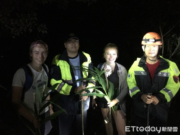 ▲ 外籍台大交換生下山困河谷 警消獲報急救援。（圖／瑞芳警分局提供）