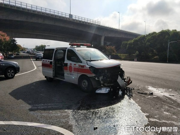 ▲李男趕上班搶快與救護車相撞。（圖／記者陳玉翻攝）