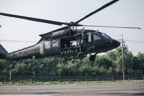 直升機跳傘訓練　強化特戰官兵全方位作戰能力