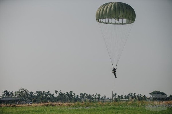 直升機跳傘訓練　強化特戰官兵全方位作戰能力