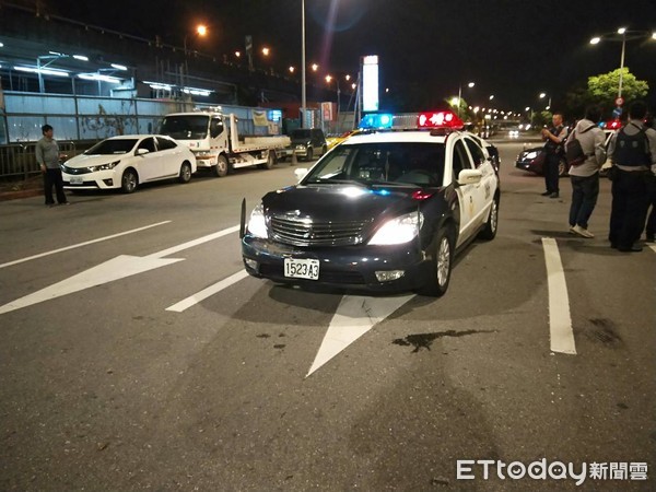 ▲▼三重警方攔查車輛，發現毒品通緝犯。（圖／記者趙永博翻攝）