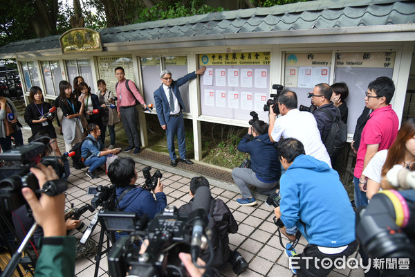 ▲中選會主委陳英鈐張貼全國性公民投票案第7案至第16案投票公告。（圖／記者林敬旻攝）