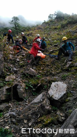 ▲▼登山隊攀登雪山西稜線，女登山客不慎墜故身亡。（圖／記者李忠憲翻攝）