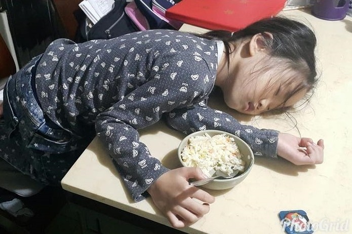 ▲女孩吃飯吃到一半，突然倒在桌上呼呼大睡。（圖／鄭姓網友授權提供）