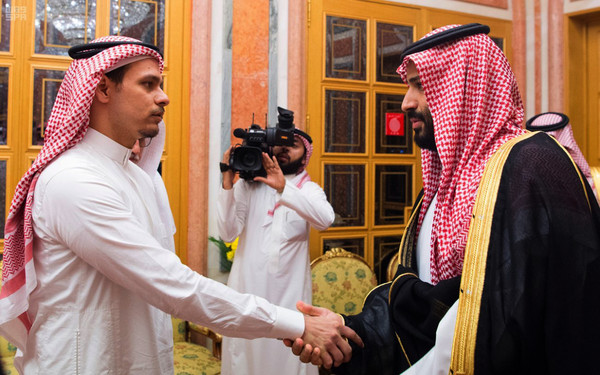 ▲▼哈紹吉（Jamal Khashoggi）兒子薩拉赫（Salah bin Jamal Khashoggi）與沙烏地阿拉伯王儲握手。（圖／達志影像／美聯社）