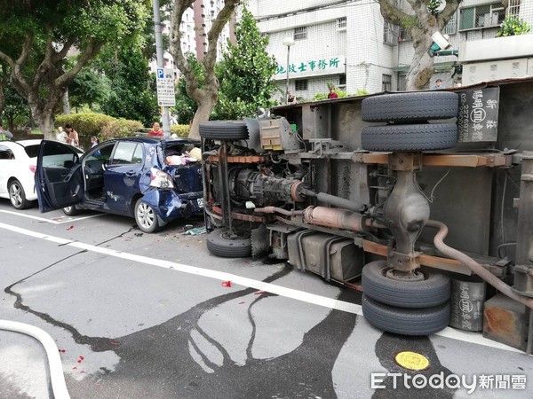 ▲▼貨車擦撞小客車後翻覆，駕駛困在車內昏迷。（圖／記者陳豐德翻攝）