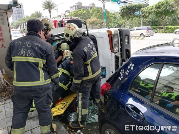 ▲▼貨車擦撞小客車後翻覆，駕駛困在車內昏迷。（圖／記者陳豐德翻攝）