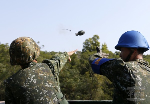 新兵手榴彈實彈投擲。（圖／軍聞社提供）