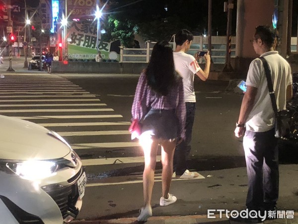 ▲▼南京東路6段及舊宗路口發生嚴重車禍，造成2人受傷。（圖／記者趙永博攝）