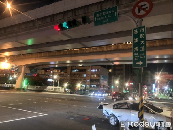 ▲▼南京東路6段及舊宗路口發生嚴重車禍，造成2人受傷。（圖／記者趙永博攝）