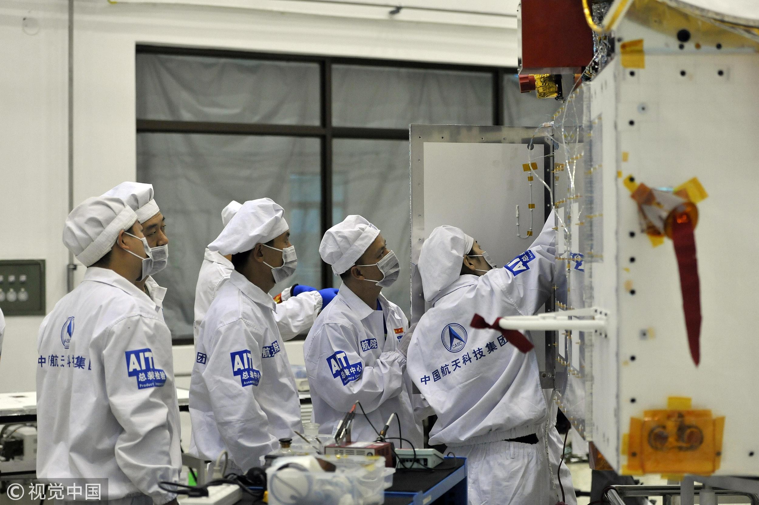 ▲▼研製人員在廠房內對衛星進行相關測試。（圖／CFP）