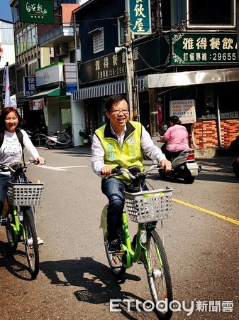 ▲台南市南區、安平區市議員候選人呂維胤，騎車用力行銷南區、安平區地方之美。（圖／呂維胤提供）