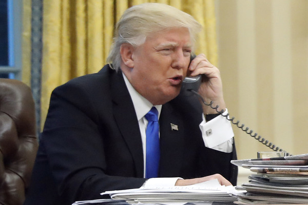 ▲美國總統川普在白宮講電話時的照片。（圖／達志影像／美聯社）