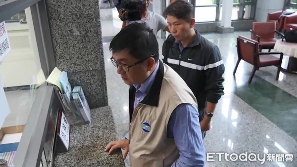 ▲▼交通部鐵道局營運監理組人員（右），25日下午至宜蘭地檢署協助釐清普悠瑪肇禍原因。（圖／記者游芳男翻攝）