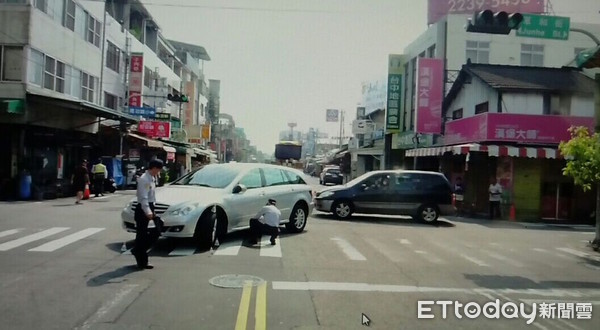 ▲楊女左彎時疑視障死角，撞上老婦卡車底，30名民眾合力抬車救人。（圖／記者陳玉翻攝）