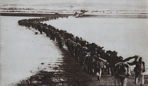 ▲1950年冬天，中國人民志願軍走過已結冰的鴨綠江，到朝鮮半島參戰的畫面。(圖／公共版權照片)