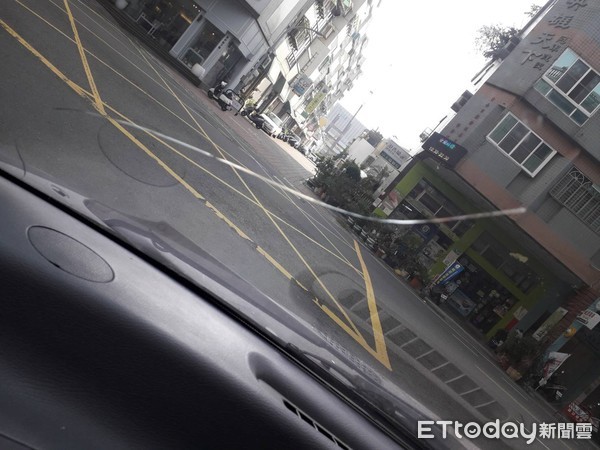 ▲反廢死聯盟召集人、台南市東區候選人陳正育的綠色宣傳車前車窗玻璃被人惡意刮壞。（圖／記者林悅翻攝，下同）