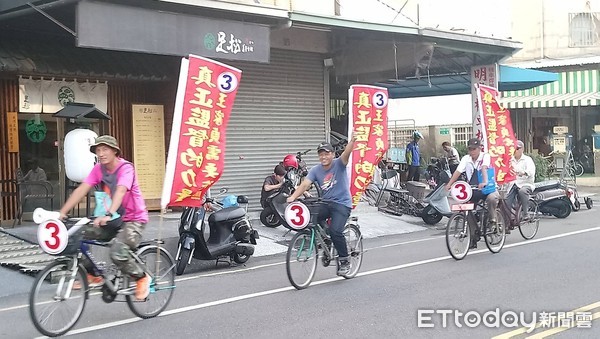 ▲台南市議員王家貞請到幾位軍職退伍弟兄前來參與助選工作，他們騎乘綁有旗幟的自行車，在東區大街小巷為「真正監督的力量 3號王家貞需要您」做宣傳，受到不少市民的正面迴響。（圖／王家貞提供，下同）