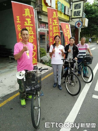 ▲台南市議員王家貞請到幾位軍職退伍弟兄前來參與助選工作，他們騎乘綁有旗幟的自行車，在東區大街小巷為「真正監督的力量 3號王家貞需要您」做宣傳，受到不少市民的正面迴響。（圖／王家貞提供，下同）