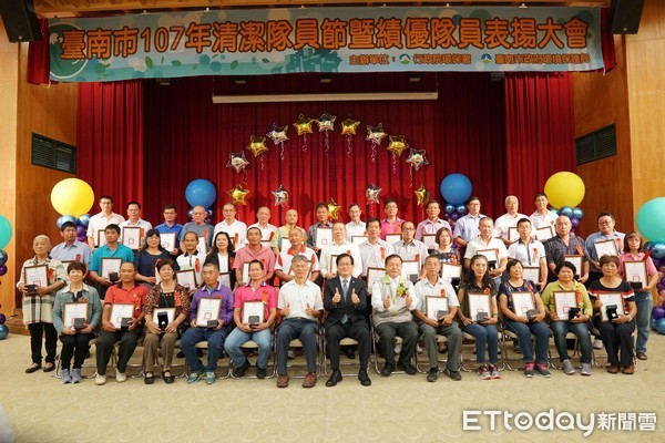 ▲台南市環保局慶祝清潔隊員節，場舉辦「績優隊員表揚」大會，會中表揚41名績優清潔隊員。（圖／記者林悅翻攝）