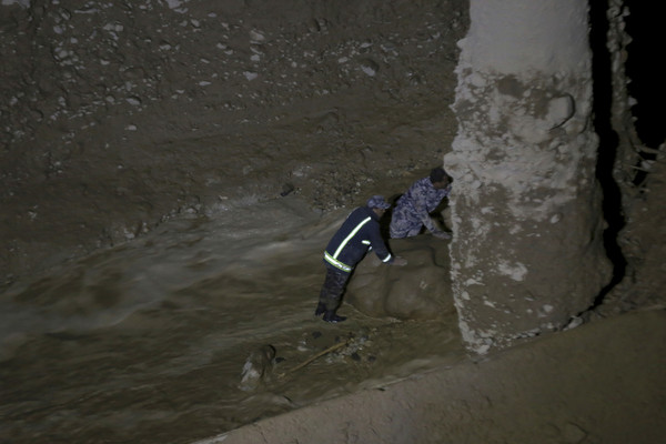 ▲▼ 約旦一所學校的師生前往死海附近郊遊時，不幸遇上暴洪。（圖／達志影像／美聯社）