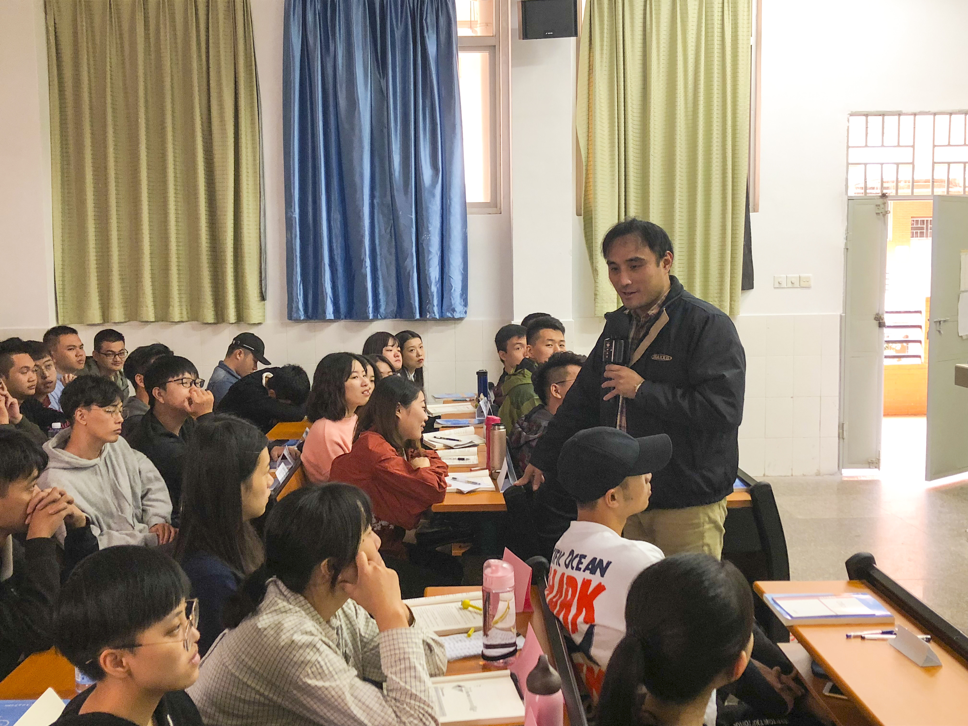 ▲黃柏欽博士建議剛來大陸的台灣老師，繼續深耕自己的研究領域，「接地氣」尤為重要             。（圖／福州市台辦提供）