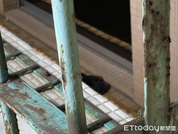 ▲林嫌住家門口擺放一雙男用拖鞋            。（圖／記者吳奕靖攝）