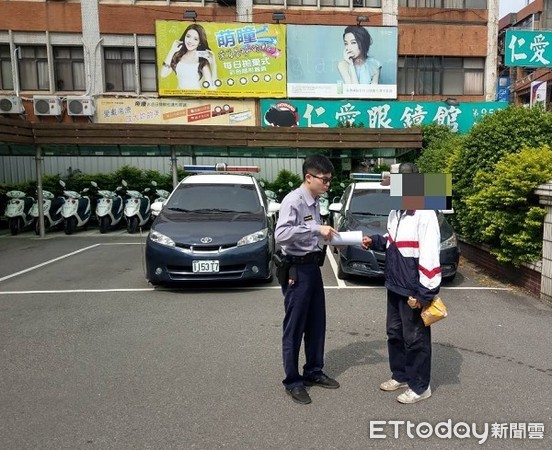 ▲男子南下桃園求職未果沿街行乞，暖警助返家。（圖／蘆竹警分局提供）