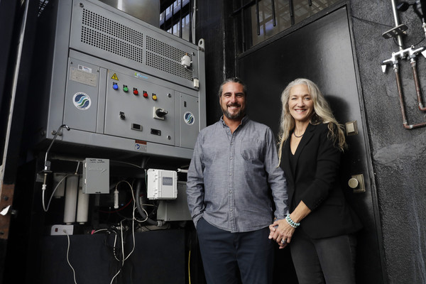 ▲▼美國加州男子大衛（David Hertz）與老婆、夥伴長期關注永續能源，他們打造出名為Skywater 300的機器，榮獲150萬美元（約台幣4650萬元）獎金。（圖／達志影像／美聯社）