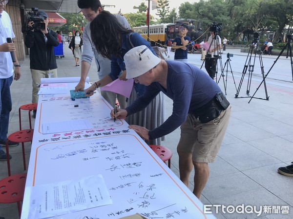 ▲▼鐵道迷發起連署聲援普悠瑪司機員。（圖／記者賴文萱攝）