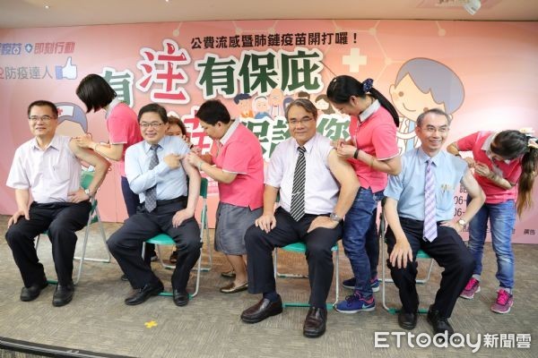 ▲台南市長李孟諺等人挽袖施打流感疫苗，呼籲市民儘快接種。（圖／市府提供）