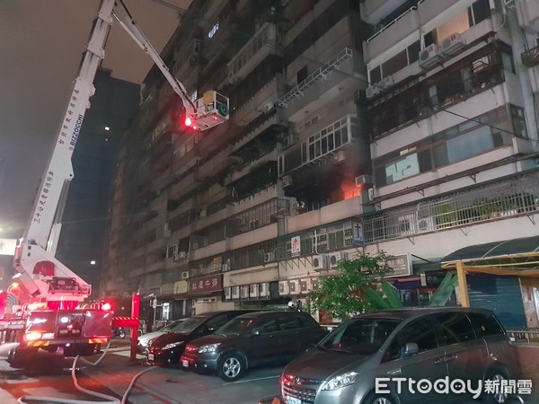 ▲南京東路5段一處大樓發生火警，警消出動雲梯車灑水灌救。（圖／記者趙永博攝）