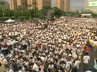 民怨沸騰！網民激憤！十萬公民為洪仲丘送終，「也替政府送終」。